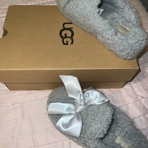 UGG slippers worn very little and in great condition!!